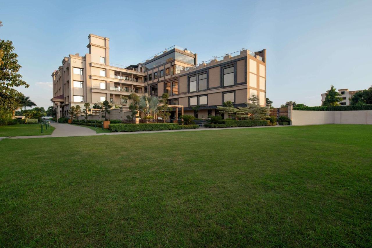 Ramada by Wyndham Varanasi Katesar Chandauli Bagian luar foto