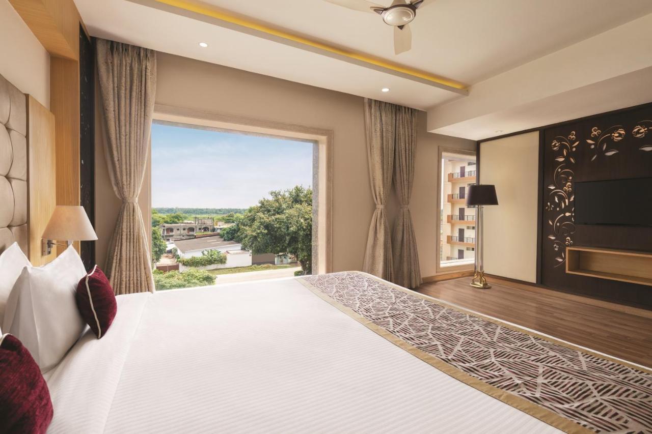 Ramada by Wyndham Varanasi Katesar Chandauli Bagian luar foto