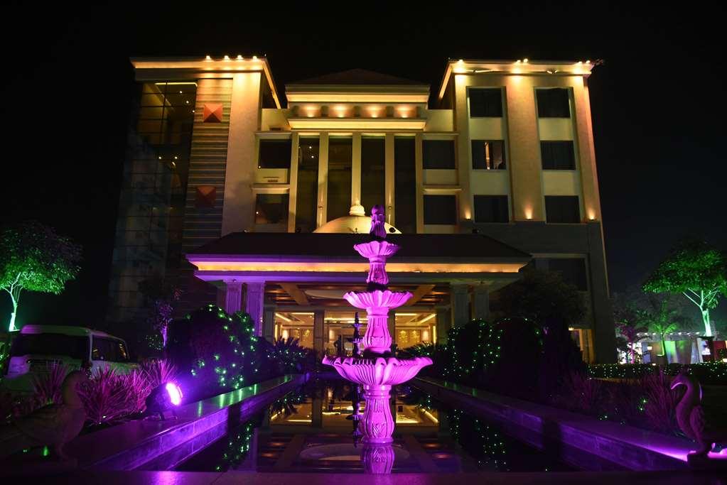 Ramada by Wyndham Varanasi Katesar Chandauli Bagian luar foto