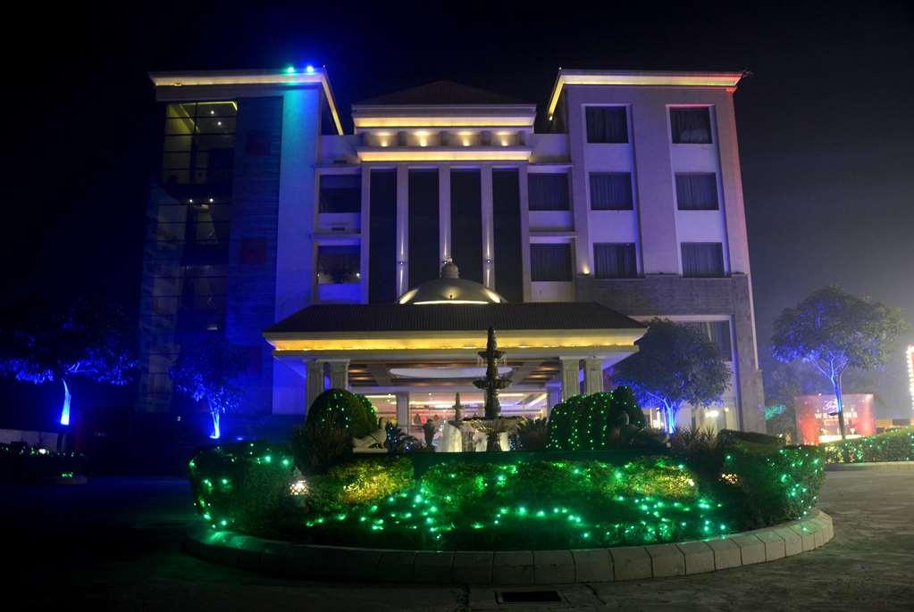 Ramada by Wyndham Varanasi Katesar Chandauli Bagian luar foto