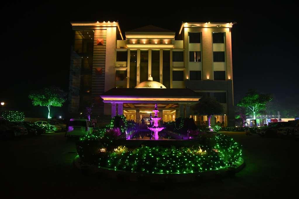 Ramada by Wyndham Varanasi Katesar Chandauli Bagian luar foto
