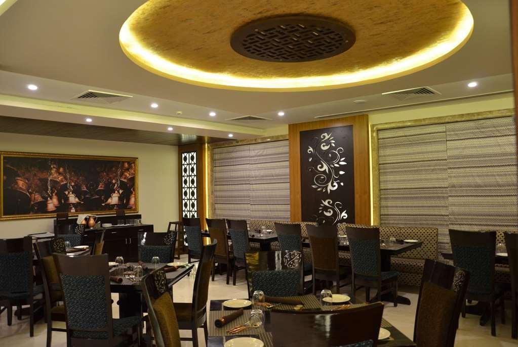 Ramada by Wyndham Varanasi Katesar Chandauli Restoran foto