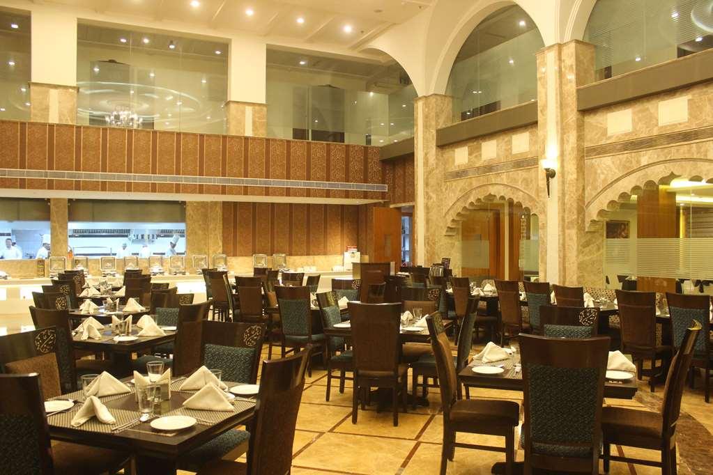 Ramada by Wyndham Varanasi Katesar Chandauli Restoran foto