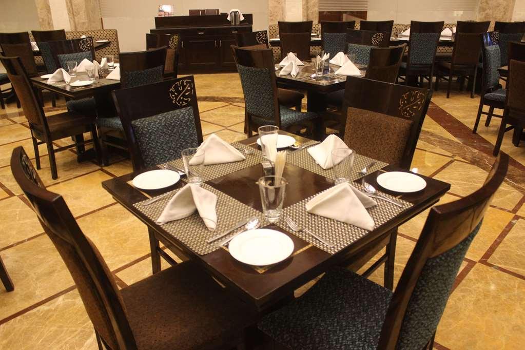 Ramada by Wyndham Varanasi Katesar Chandauli Restoran foto